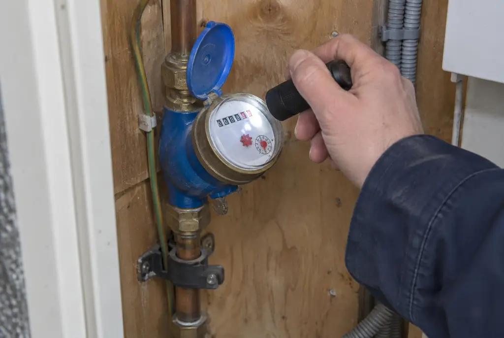 Lekdetectie Wijk bij Duurstede – watermeter in de meterkast controleren met een zaklamp